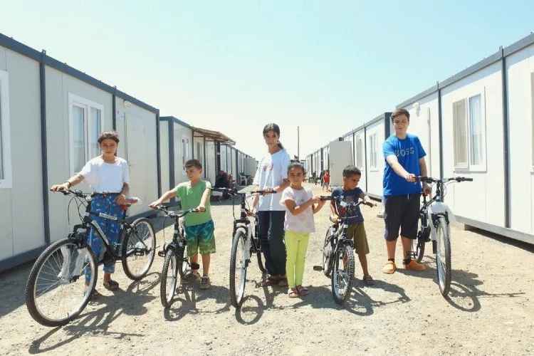 Gaziantep'te depremzede çocuklara bisiklet